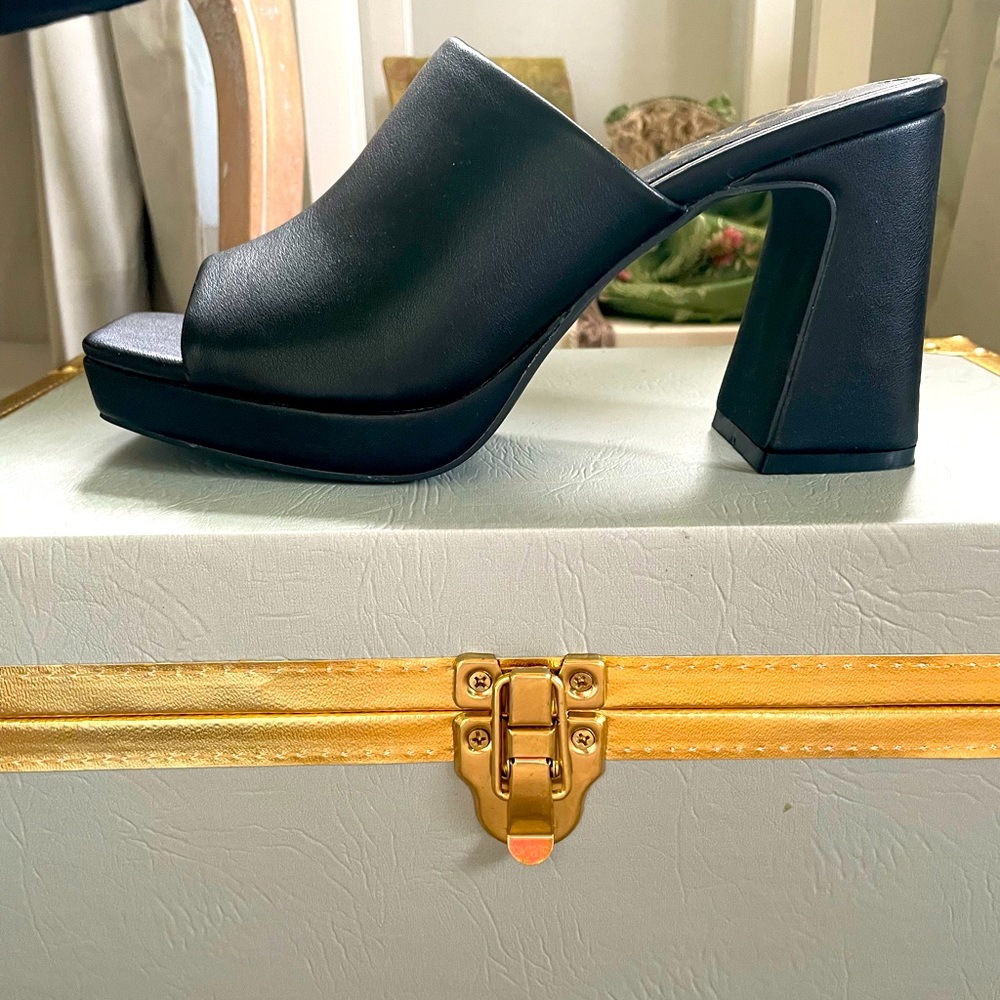 Brand new women’s platform sandals.